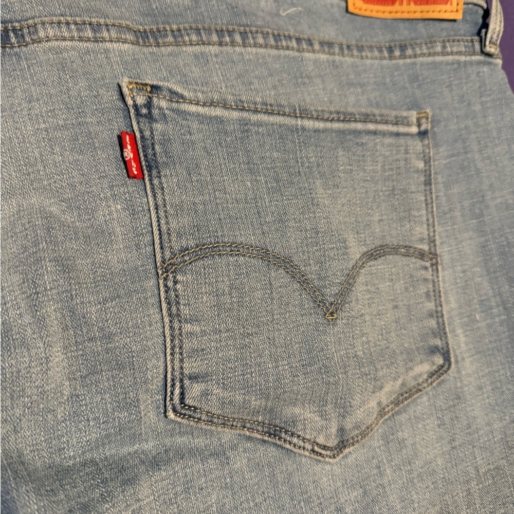 Women’s plus size Levi’s boyfriend jeans. - Picture 2 of 5